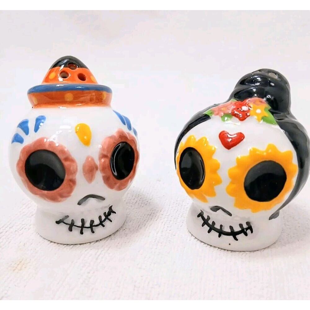 MR & MRS Halloween Salt & Pepper Shakers Day Of The Dead Skull Ceramic New w Box